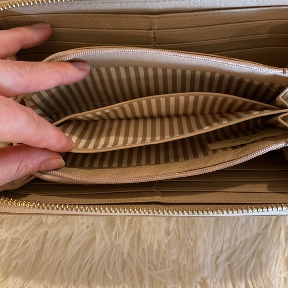 Kate Spade ♠️ tan, full zip wallet with a TON of card slots and inner zip area - Picture 5 of 13